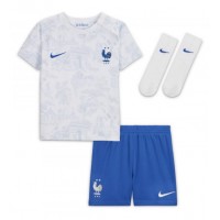 Frankreich Benjamin Pavard #2 Fußballbekleidung Auswärtstrikot Kinder WM 2022 Kurzarm (+ kurze hosen)